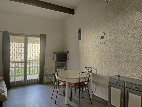 une salle à manger avec une table et des chaises dans l'établissement Appartement climatisé 4 pers avec parking aux Saintes-Maries-de-la-Mer - FR-1-475-216, à Saintes-Maries-de-la-Mer