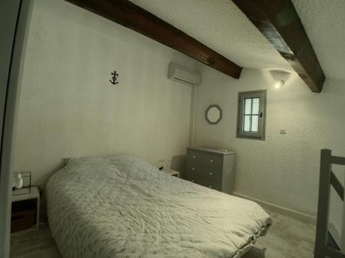 une chambre avec un lit, une commode et une fenêtre dans l'établissement Appartement climatisé 4 pers avec parking aux Saintes-Maries-de-la-Mer - FR-1-475-216, à Saintes-Maries-de-la-Mer