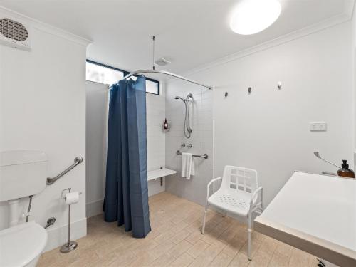 Un baño con ducha, inodoro y lavabo. en Moo's Hoose, en Margaret River Town