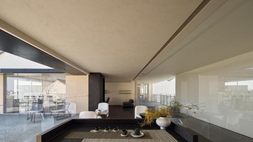 un soggiorno a pianta aperta con vista su una sala da pranzo di 西塘光向度艺术酒店WNDR Hotel Xitang a Jiaxing