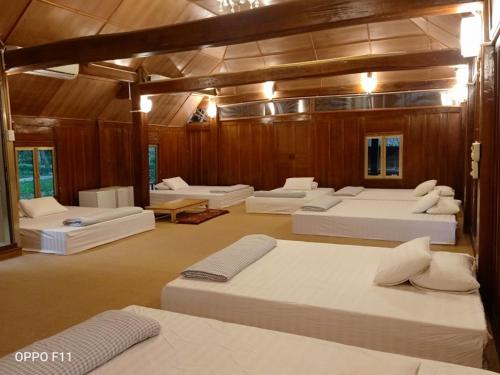 Postel nebo postele na pokoji v ubytování Paragon Resort Ba Vi