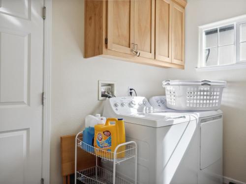 Serene and Stylish 3BD 2,5BA House Near Wineriesにあるキッチンまたは簡易キッチン