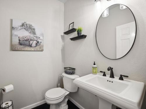 Serene and Stylish 3BD 2,5BA House Near Wineriesにあるバスルーム