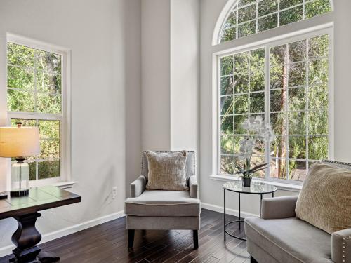 Serene and Stylish 3BD 2,5BA House Near Wineriesにあるシーティングエリア