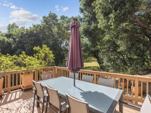 Serene and Stylish 3BD 2,5BA House Near Wineriesにあるバルコニーまたはテラス