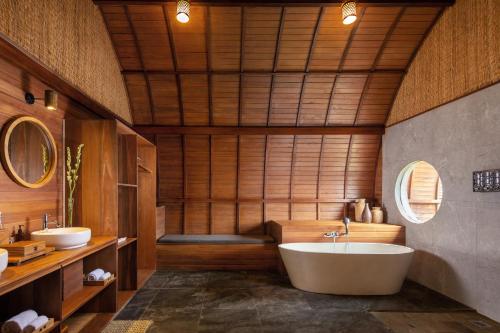 ウブドにあるBeehouse Dijiwa Ubudの広いバスルーム(シンク2台、バスタブ付)