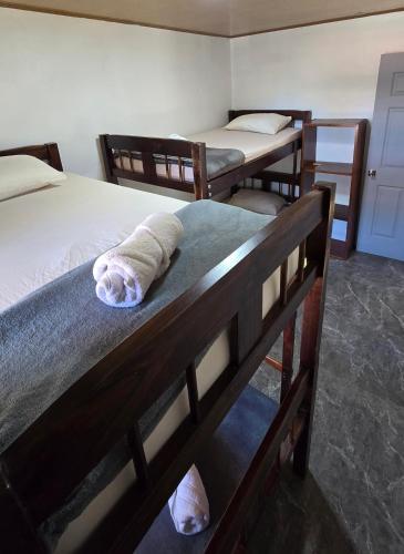 Ein Bett oder Betten in einem Zimmer der Unterkunft Hostel Cattleya - Monteverde, Costa Rica
