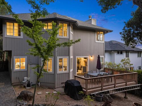 ソノマにあるSerene and Stylish 3BD 2,5BA House Near Wineriesのデッキとパティオのある家