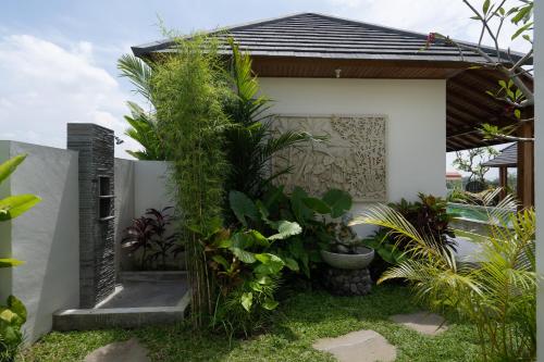 a small house with plants on the side of it at Oemah Manureva Ubud in Mambat