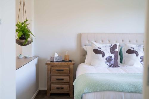 1 dormitorio con cama y mesita de noche de madera en Mortimer's Wines Loft - Adults Only Retreat, en Orange