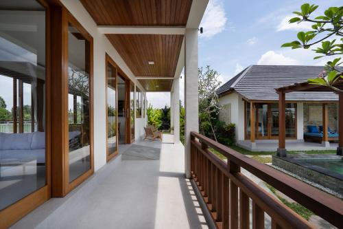 an external view of a house with a porch at Oemah Manureva Ubud in Mambat