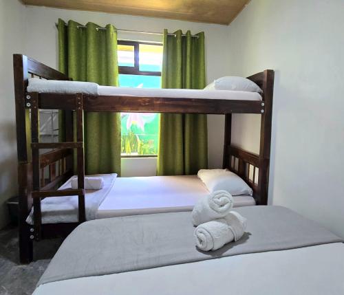 Ein Bett oder Betten in einem Zimmer der Unterkunft Hostel Cattleya - Monteverde, Costa Rica