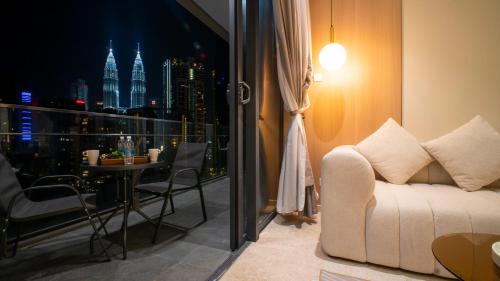 クアラルンプールにあるHarmony Luxury Suites At The Manor KLCCのリビングルーム(ソファ付)が備わり、市街の景色を望めます。