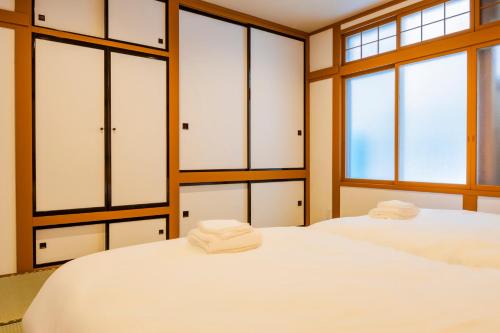 Una cama o camas en una habitación de Sakura Villa Kotoni フルリフォーム ファミリーオススメ マーケット近く