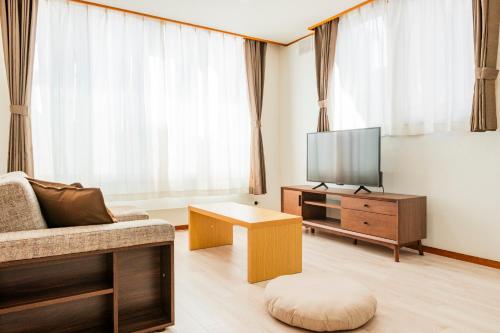 TV a/nebo společenská místnost v ubytování Sakura Villa Kotoni フルリフォーム ファミリーオススメ マーケット近く