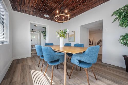una sala da pranzo con tavolo in legno e sedie blu di 701 W Indiana Ave a Tampa