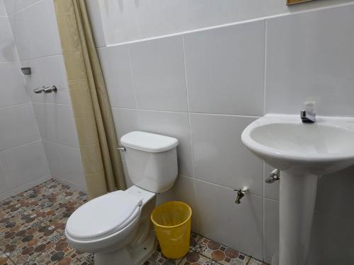 Bilik mandi di Hotel Xakal