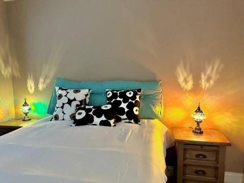 Katil atau katil-katil dalam bilik di Lovely 2br Bsmt Suite W Parking For Pickup