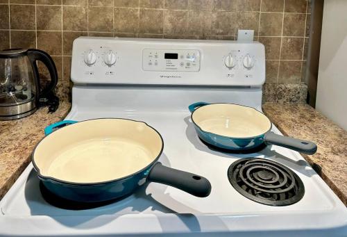 Dapur atau dapur kecil di Lovely 2br Bsmt Suite W Parking For Pickup