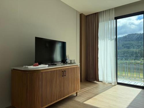 TV a/nebo společenská místnost v ubytování Gassan Khuntan Golf & Resort