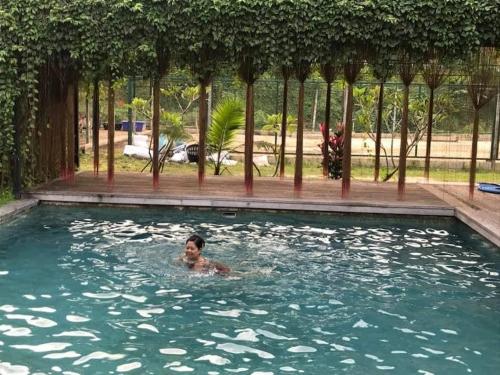 Πισίνα στο ή κοντά στο Phang-nga Farm Stay
