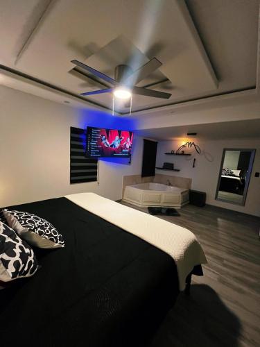 Postel nebo postele na pokoji v ubytování AXEL Suites Diamante Jacuzzi