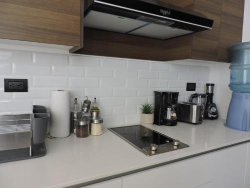a kitchen with a counter top with a coffee maker at Loft urbano, Ciudad Guatemala, EON in Estación Pamplona