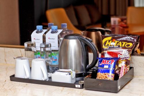 Příslušenství pro přípravu čaje a kávy v ubytování Swiss-Belhotel Pondok Indah