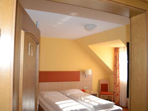 En eller flere senger på et rom på Hotel-Gasthof Rotes Roß