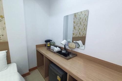 Postel nebo postele na pokoji v ubytování Top Inn Hotel พร้อมอาหารเช้า ใกล้วัดป่าวังน้ำเย็นและสถานที่ท่องเที่ยว