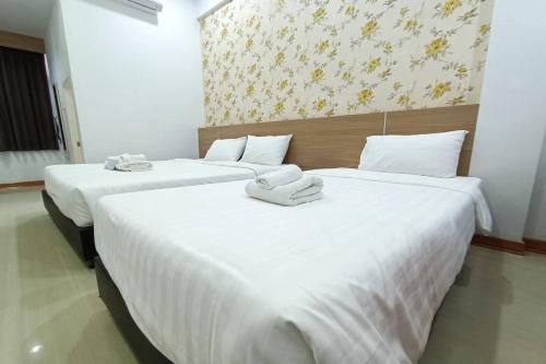 Postel nebo postele na pokoji v ubytování Top Inn Hotel พร้อมอาหารเช้า ใกล้วัดป่าวังน้ำเย็นและสถานที่ท่องเที่ยว