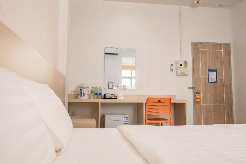 Postel nebo postele na pokoji v ubytování Top Inn Hotel พร้อมอาหารเช้า ใกล้วัดป่าวังน้ำเย็นและสถานที่ท่องเที่ยว