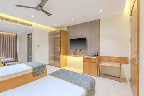 Postel nebo postele na pokoji v ubytování Hotel Sannidhi Emerald