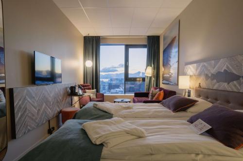 Postel nebo postele na pokoji v ubytování Scandic Grand Tromsø