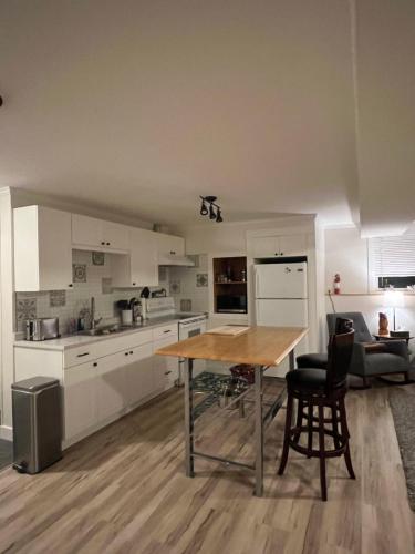 Una cocina con una mesa y sillas en una habitación. en Michaud's Basement unit, en Nakusp