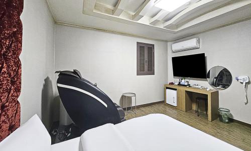 a bedroom with a bed and a tv in a room at Nobotel Cheonan in Cheonan