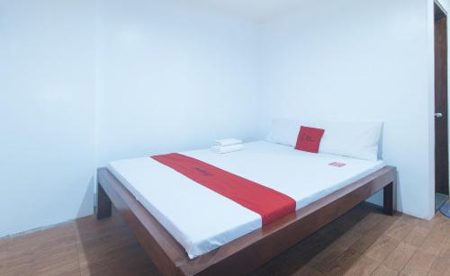 Postel nebo postele na pokoji v ubytování RedDoorz at Mina's Place 2 Banez Ville Tacloban