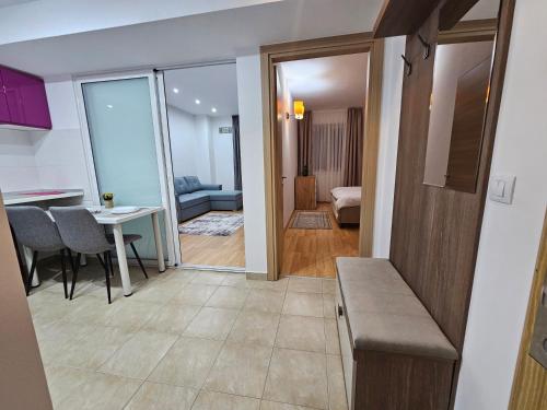 ein Wohnzimmer mit Tisch und Couch in der Unterkunft Rin Elegance Apartament in Bukarest