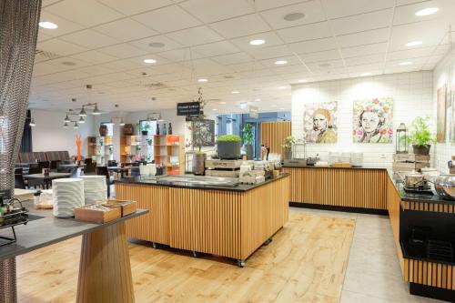 a fast food restaurant with a counter and tables at Scandic Stavanger City in Stavanger