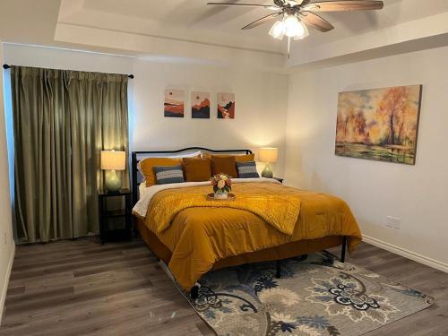 Postel nebo postele na pokoji v ubytování Cozy Arlington Villa near AT&T Stadium