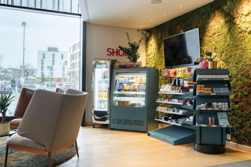 una tienda interior con nevera y silla en Scandic Lerkendal, en Trondheim