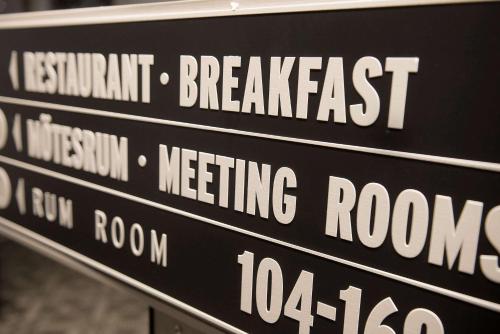 a street sign with the words breakfast and meeting rooms at Scandic Kungens Kurva in Stockholm