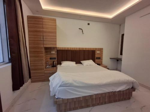 a bedroom with a large bed in a room at Hotel Surya Inn in Kānsrao