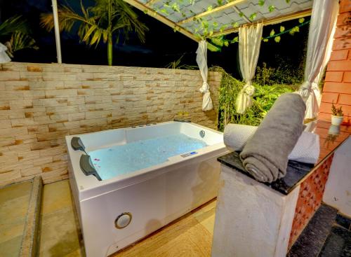 Galería fotográfica de Rosecrest Farmhouse D2 AcrePvt PoolJacuzzi en Denkanikottai