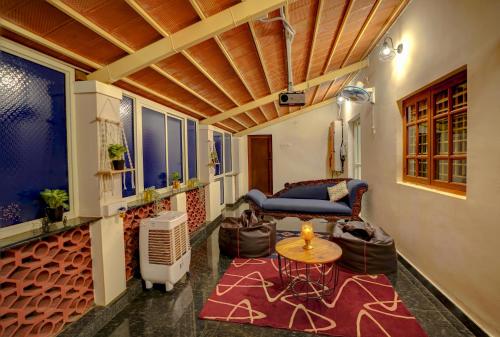Un lugar para sentarse en Rosecrest Farmhouse D2 AcrePvt PoolJacuzzi