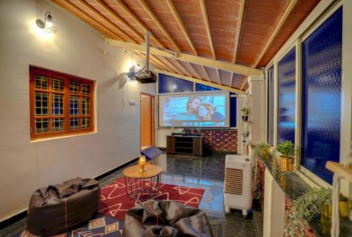 Una televisión o centro de entretenimiento en Rosecrest Farmhouse D2 AcrePvt PoolJacuzzi