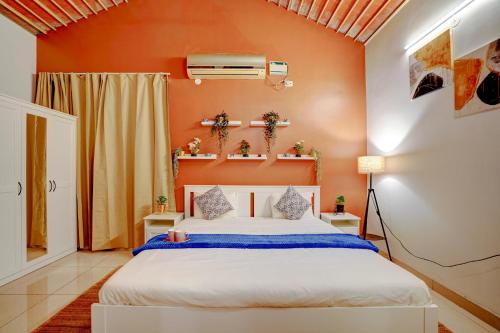 Una cama o camas en una habitación de Rosecrest Farmhouse D2 AcrePvt PoolJacuzzi