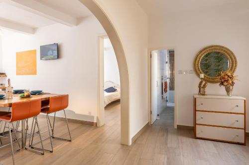 Ένα ή περισσότερα κρεβάτια σε δωμάτιο στο Magnificent Sea View Penthouse Cospicua - Happy Rentals