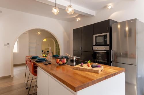 Η κουζίνα ή μικρή κουζίνα στο Magnificent Sea View Penthouse Cospicua - Happy Rentals