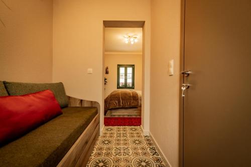 a living room with a couch and a table in a room at Σοχός Παραδοσιακές Οικίες- ΒΕΝΙΖΕΛΟΥ in Zokhós